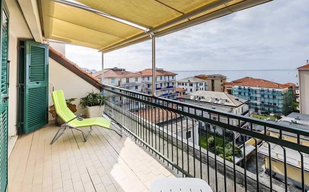 a balcony with a green chair and a view at La dimora di Alda in Lavagna