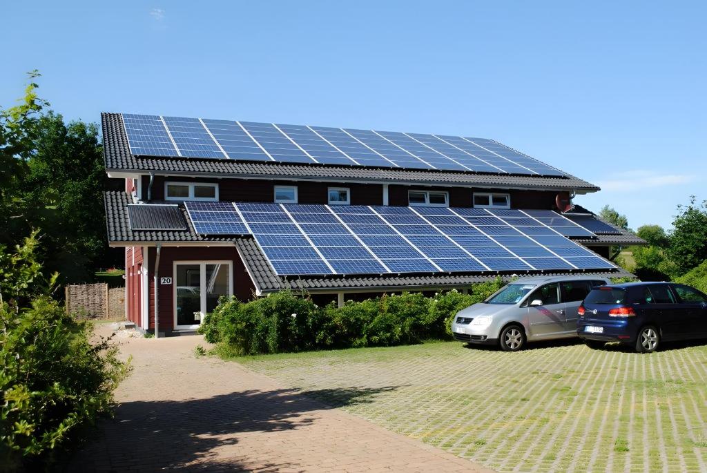a house with solar panels on the roof at Solarferienhaus Wolkenlos in Breklum
