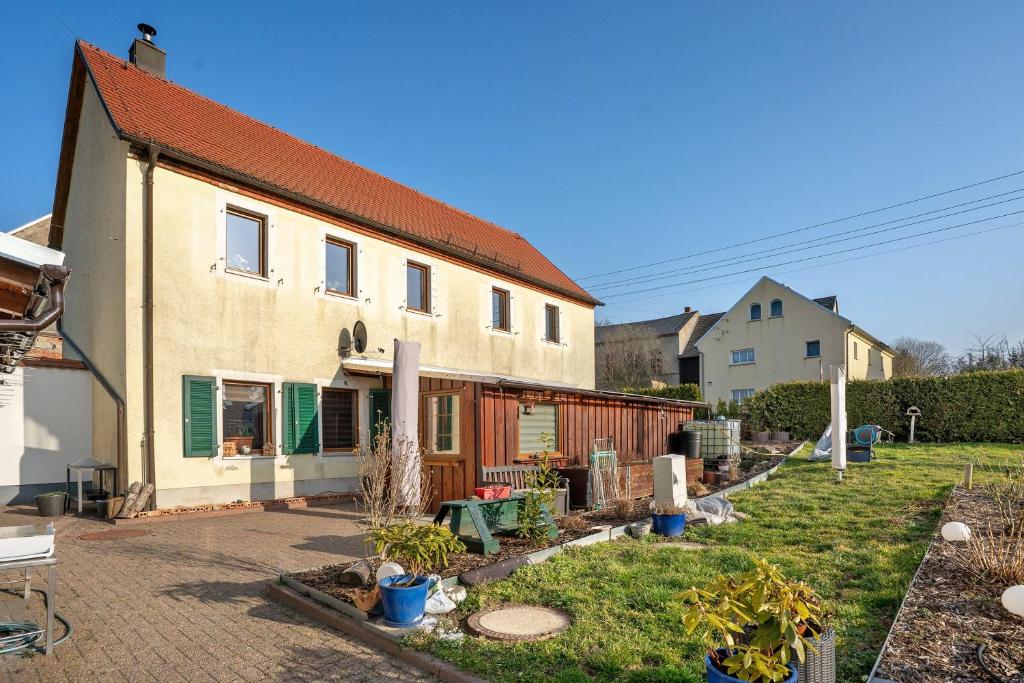 a house with a garden in front of it at Ferienhaus Tanneberg in Tanneberg