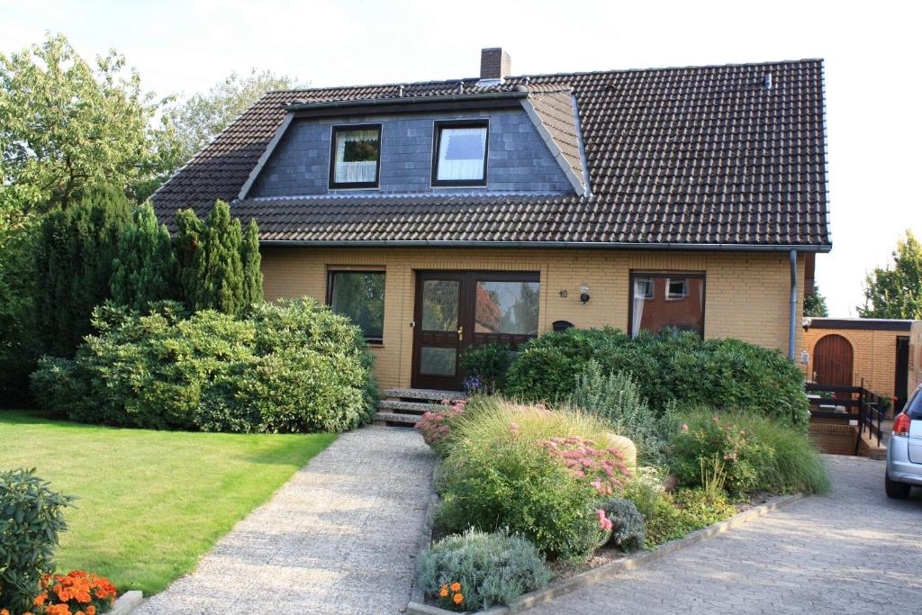 a house with a pathway leading to the front yard at Ferienwohnung Katzan in Ebstorf