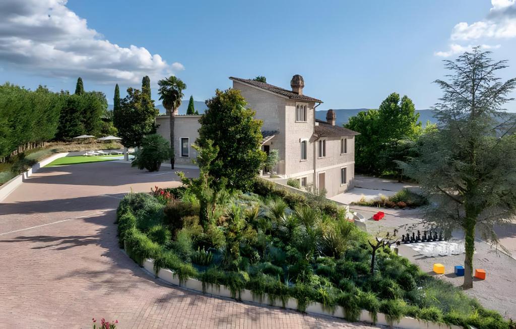 an aerial view of a house with a garden at Umbriance Villa con piscina privata in Stroncone