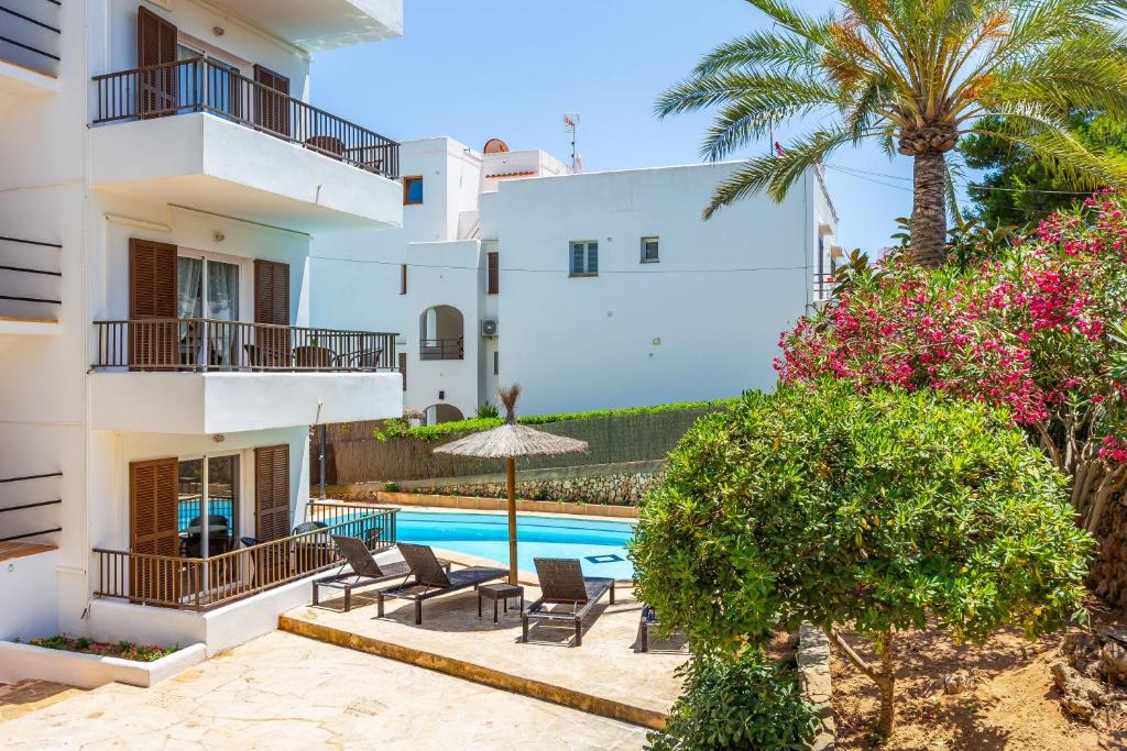a villa with a swimming pool and palm trees at Gran Sol Family 2 in Felanitx