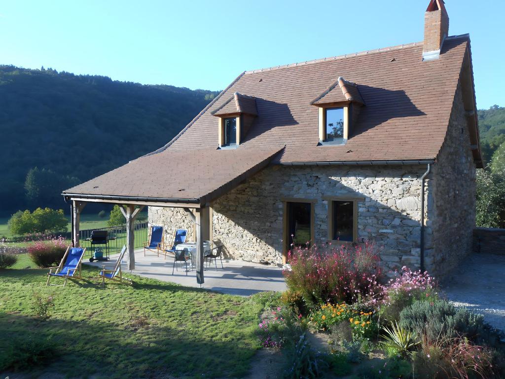 a stone house with a gambrel roof at La Maison Leontine in Cahus