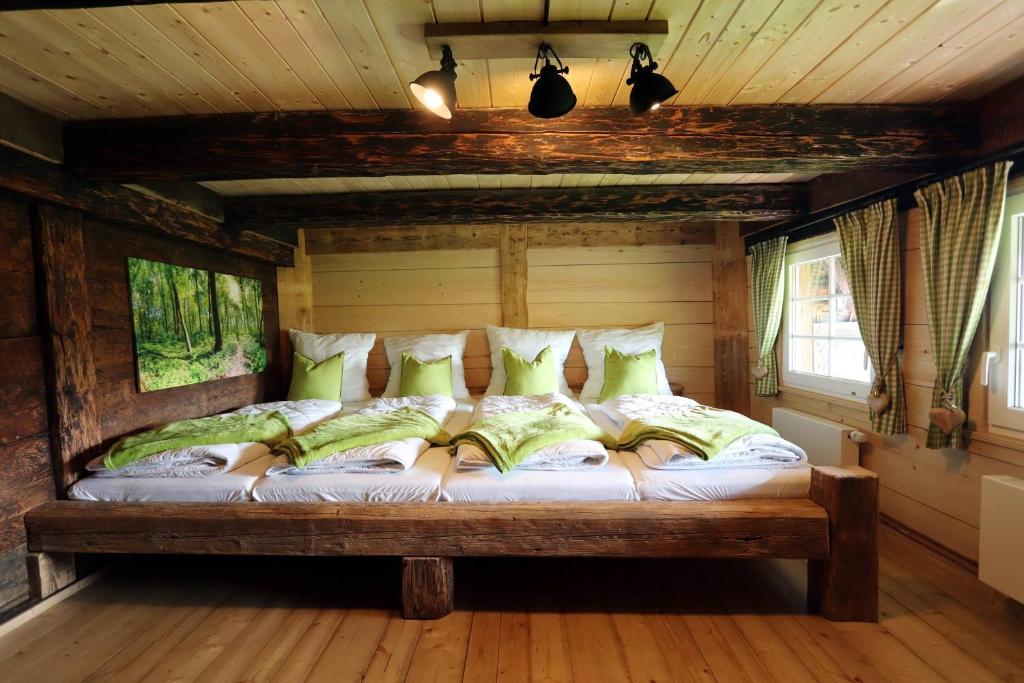 a bed in a room in a cabin at Ferienhütte Biobetrieb Lippenhof in Bruckbach