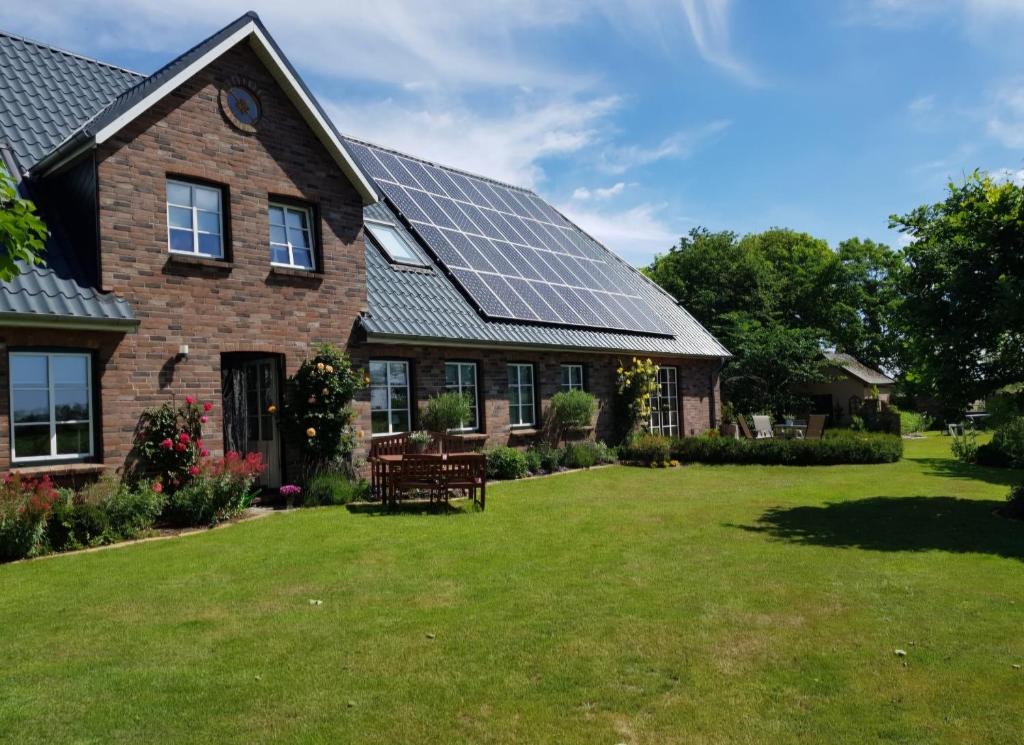 a house with solar panels on the roof at Ferienwohnung Hof Krakebüll in Humptrup