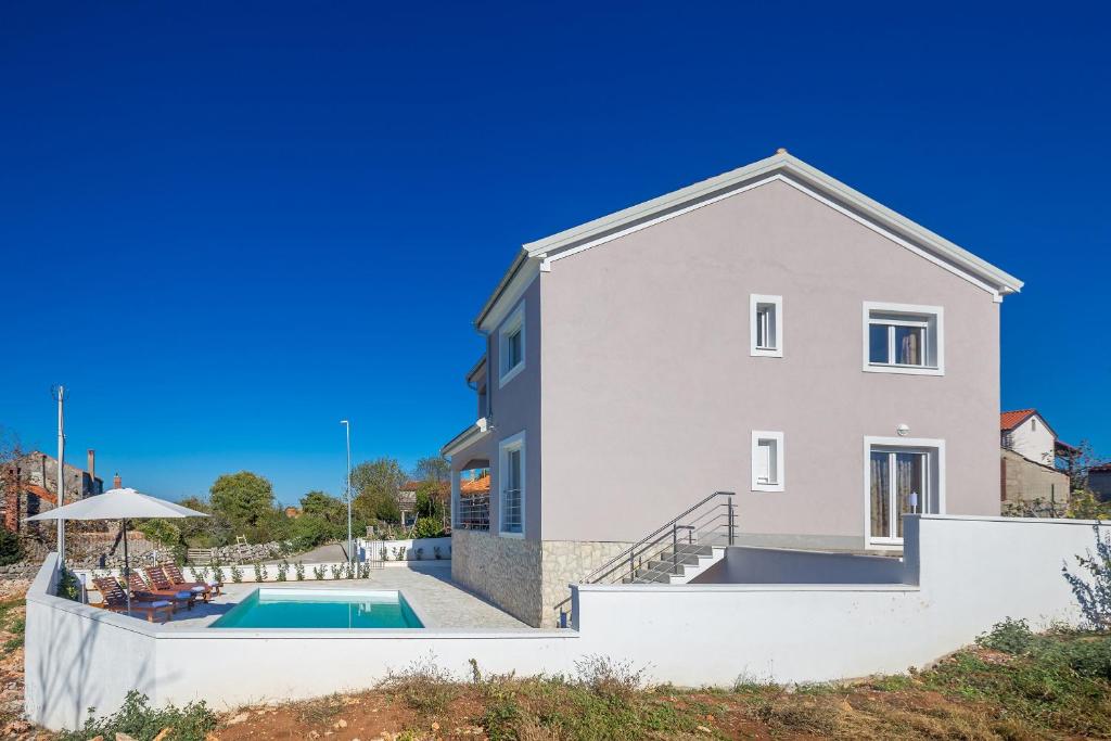 Bazén v ubytování Holiday House Isabella nebo v jeho okolí