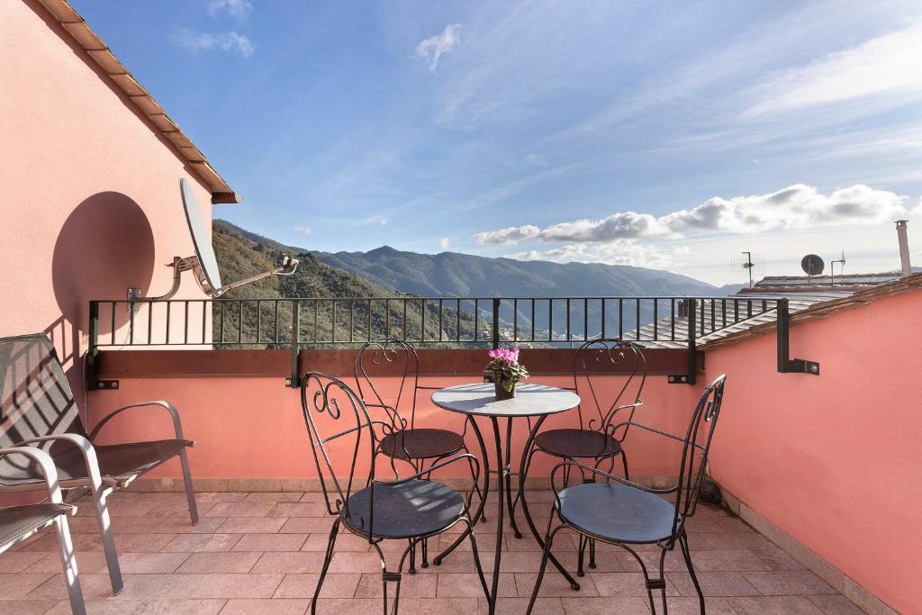 a patio with a table and chairs on a balcony at Residenza del Capitano in Levanto