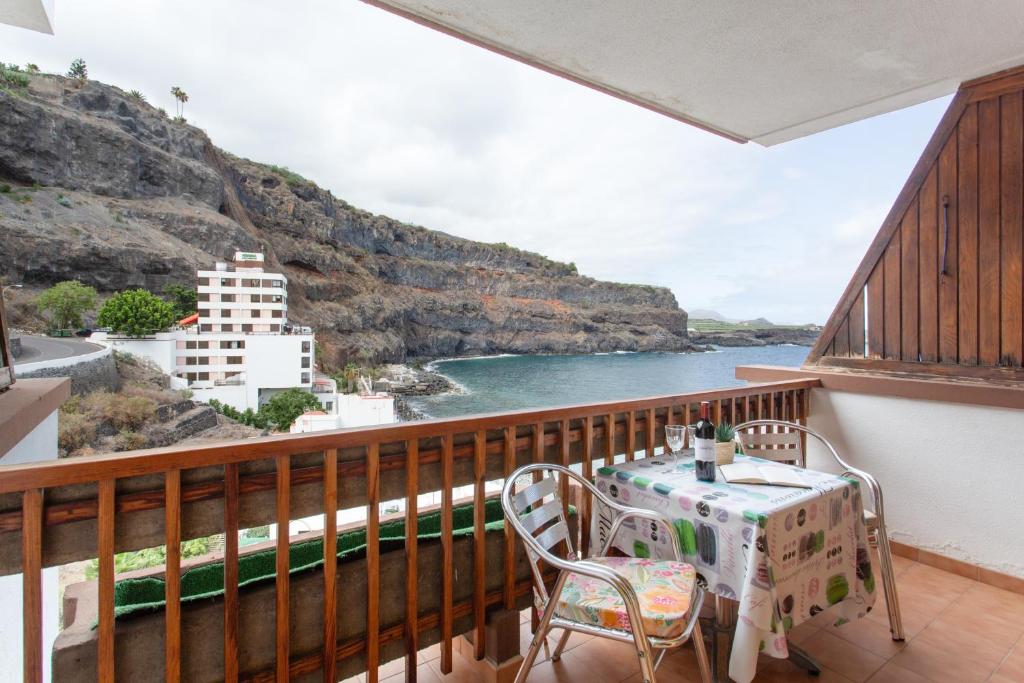a balcony with a table and chairs and a view of the ocean at Arcoiris Al Mar Playa San Marcos in San Marcos