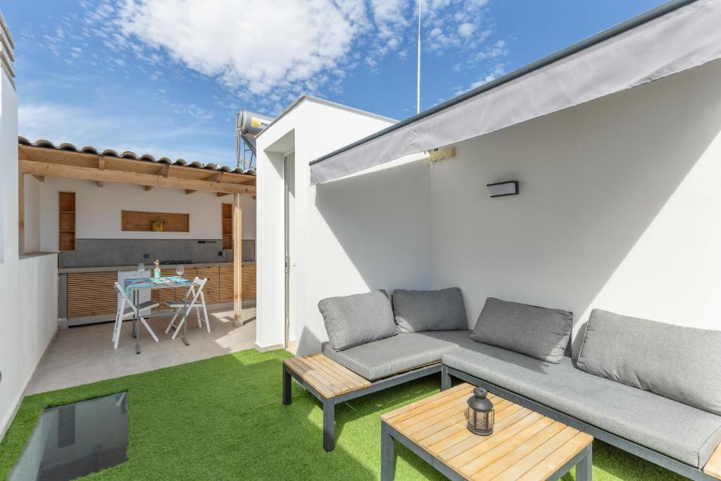 a patio with a couch and a table at Casa con terraza cerca del mar in Telde