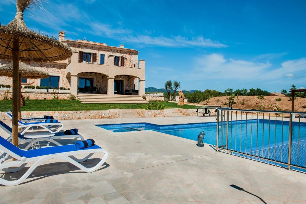 an image of a villa with a swimming pool at Can Vadell in Calonge