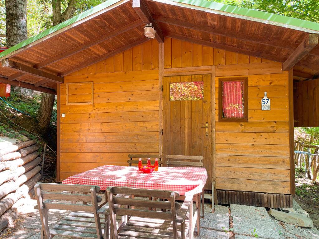 a table and chairs in front of a cabin at Le sorgenti - Chalet 57 in Palazzuolo sul Senio