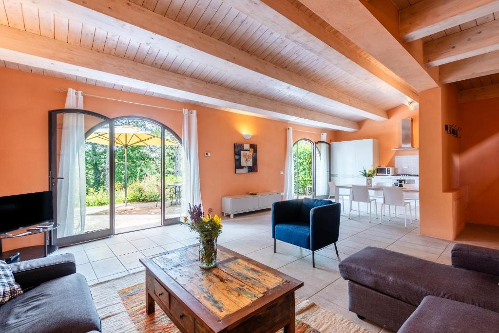 a living room with a couch and a table at Villa Pesca in Trequanda