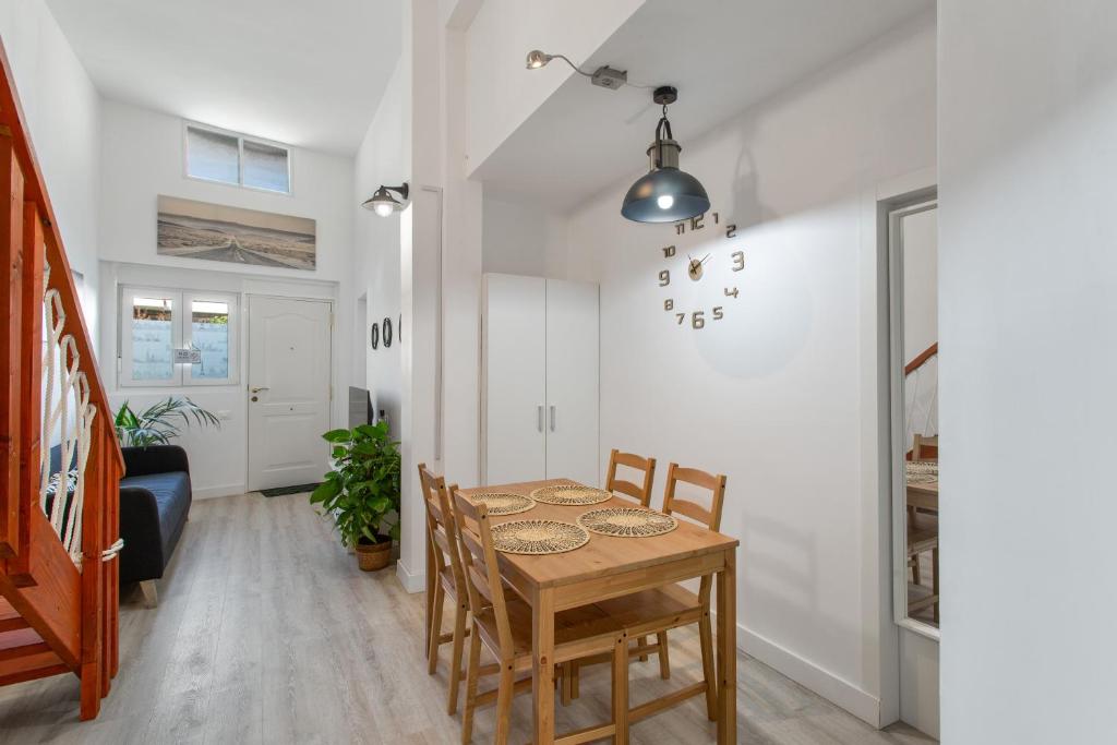 a dining room with a table and chairs at Loft Noemi - La Aldea in San Nicolás