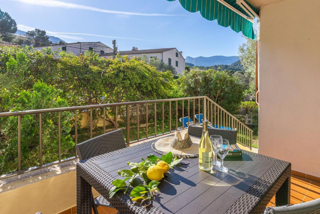 a table with flowers on top of a balcony at Casa Yolima in Sóller