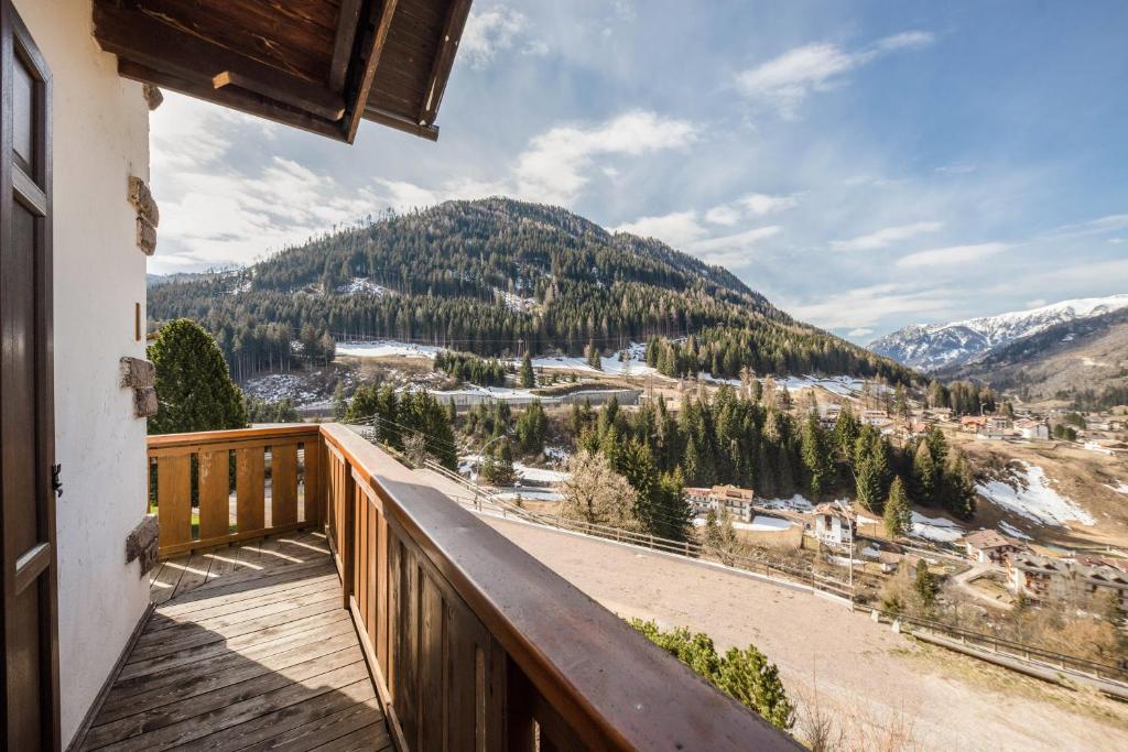 a balcony with a view of a mountain at Appartamento Primavera 1 in Moena