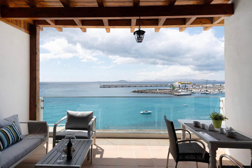 a patio with a view of the ocean at Apartamento Seaview Limones in Playa Blanca