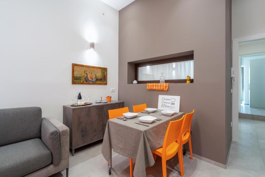 a dining room with a table and chairs at La Casetta del Cuore in Noto