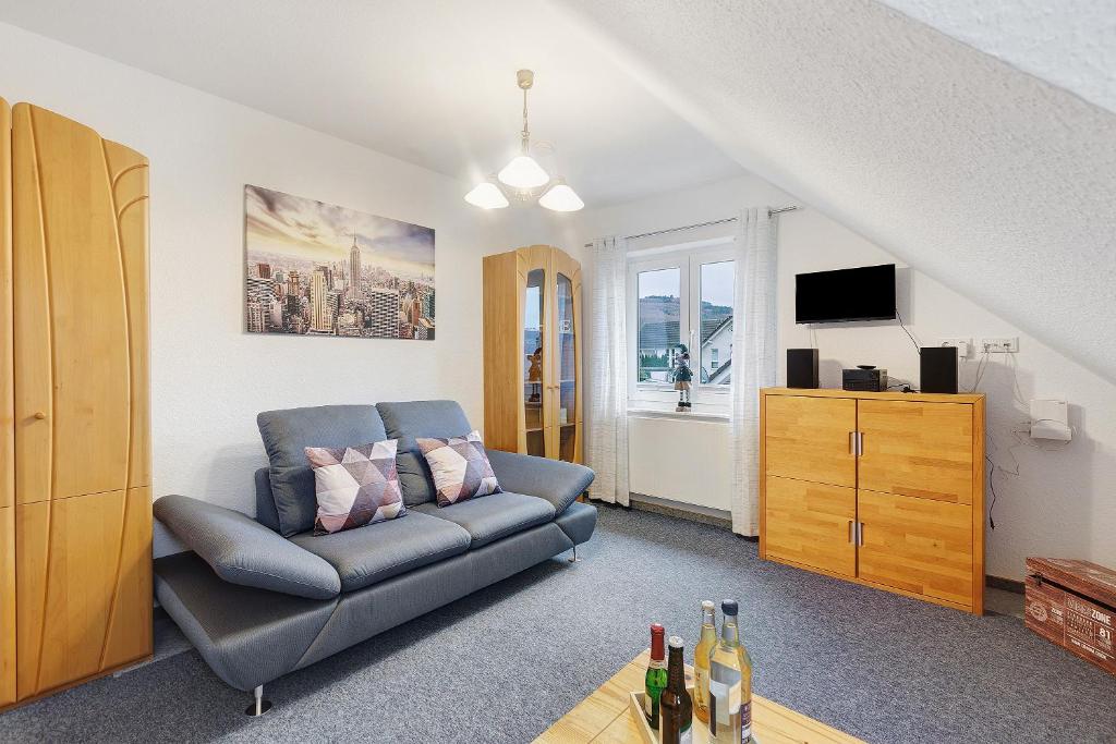 a living room with a couch and a television at Ferienwohnung Westfeld in Bestwig