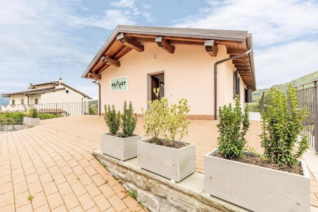 a small building with potted plants in front of it at Chalet La Greta Vista Superiore in Firenzuola