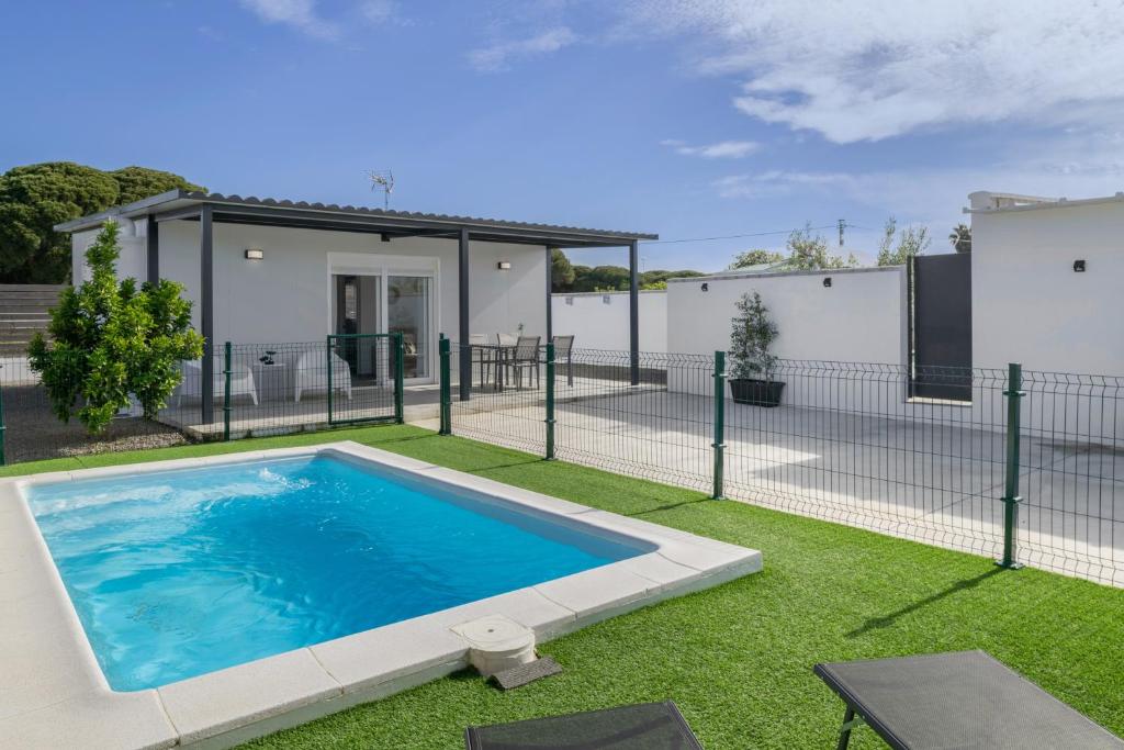 ein Swimmingpool im Hinterhof eines Hauses in der Unterkunft Casa Sofia in Roche