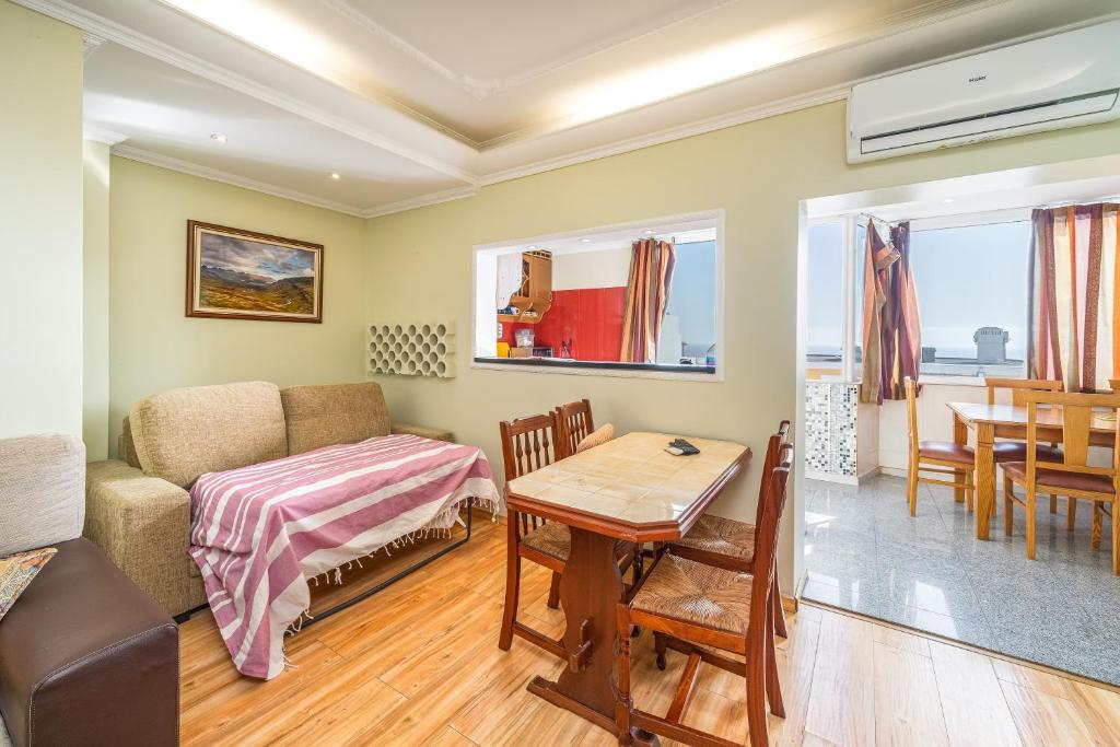 a living room with a couch and a table at Apartamento Belmar in Armação de Pêra