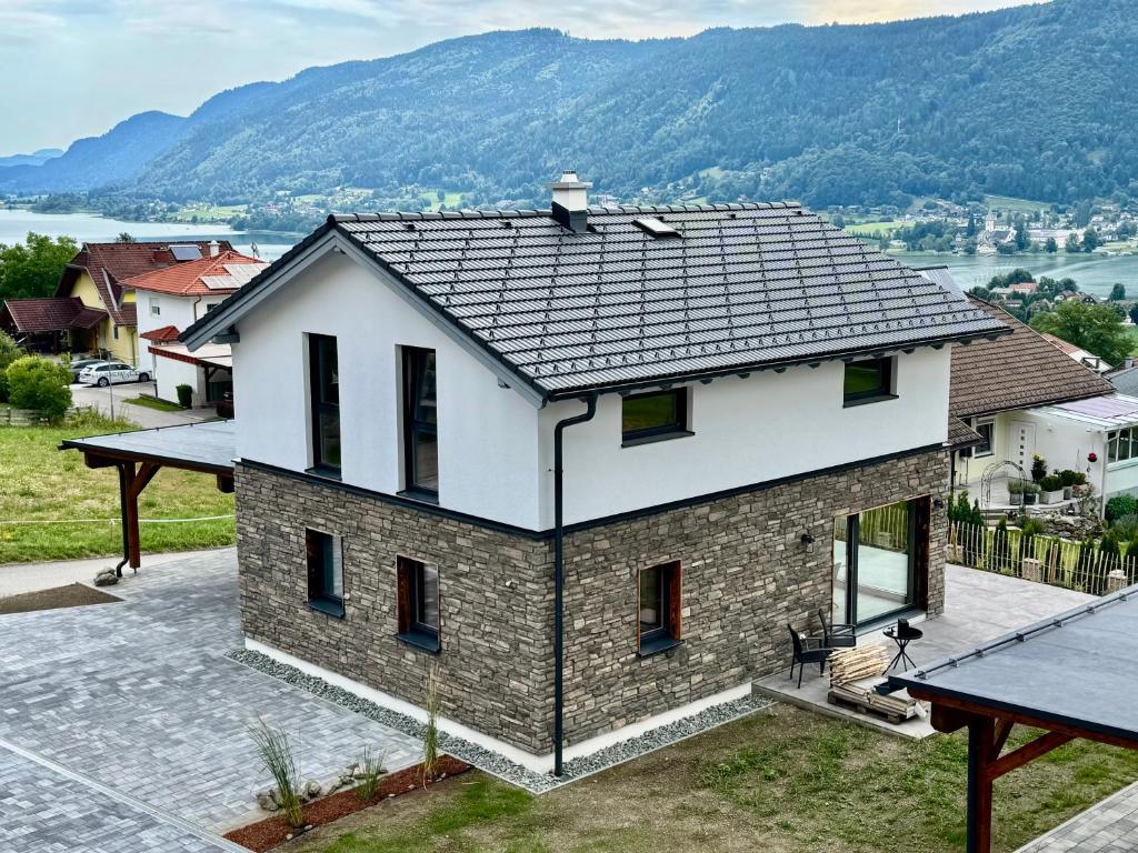 a house with a view of the mountains at Landhaus Steinrose in Bodensdorf
