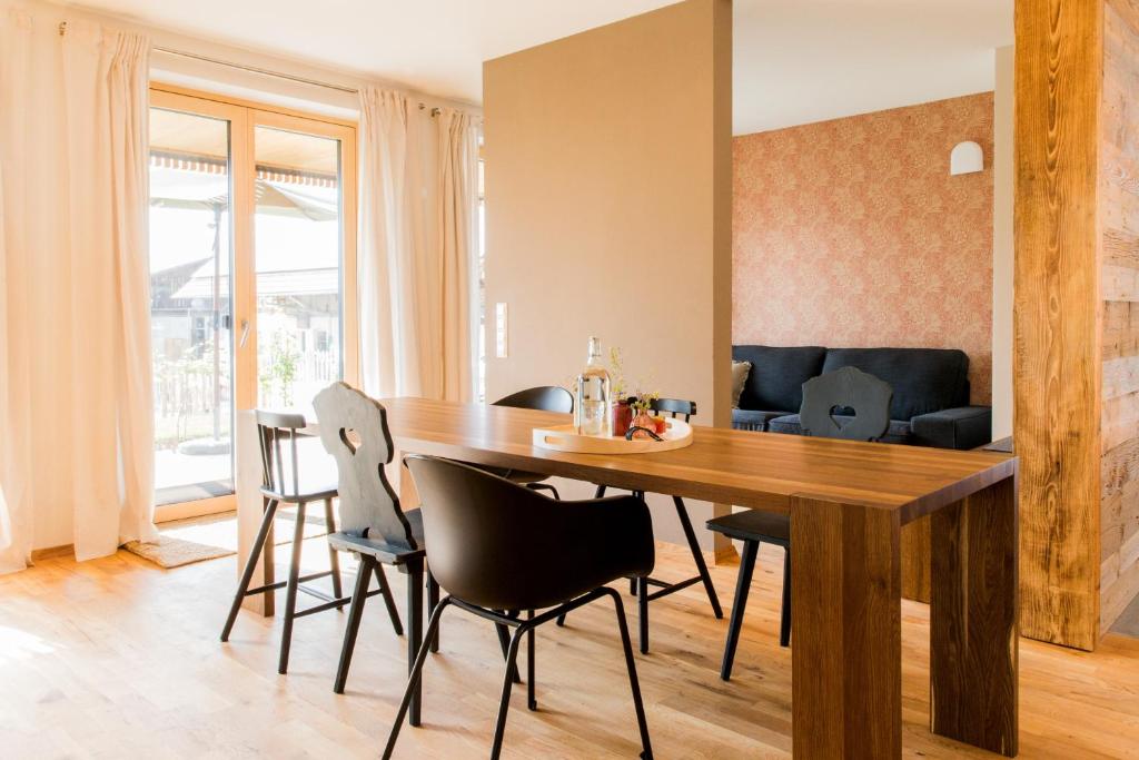 a dining room with a wooden table and chairs at Ferienwohnung Anneliese in Neukirch