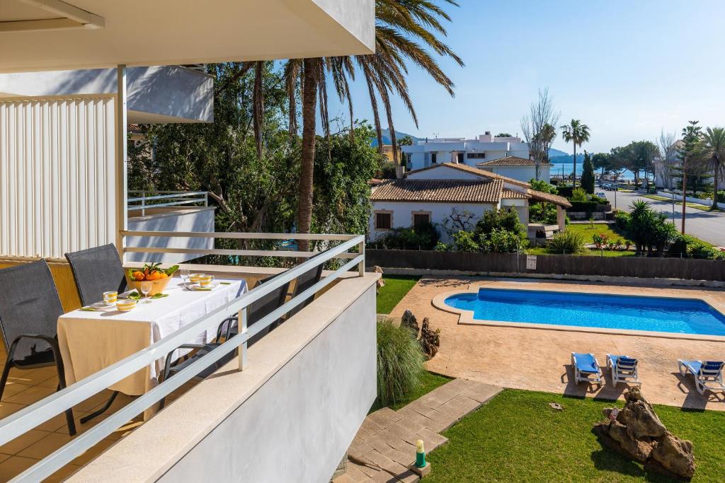 a view of the backyard of a house with a swimming pool at Apartment La Veleta with Sea View in El Port