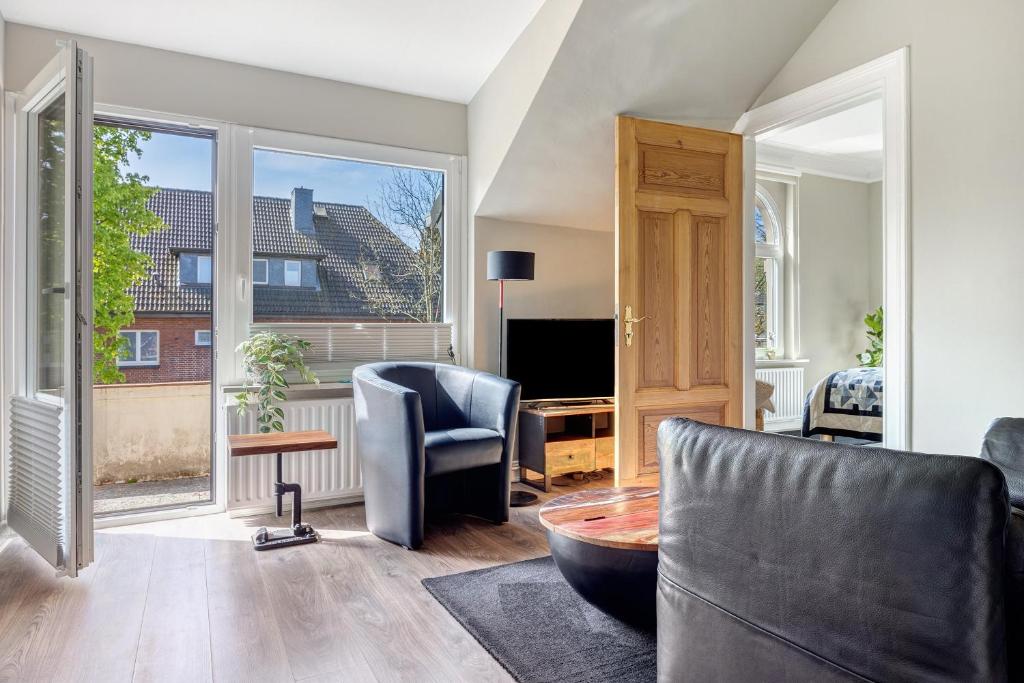 a living room with a couch and a chair at Bei der alten Keksfabrik in Hamburg