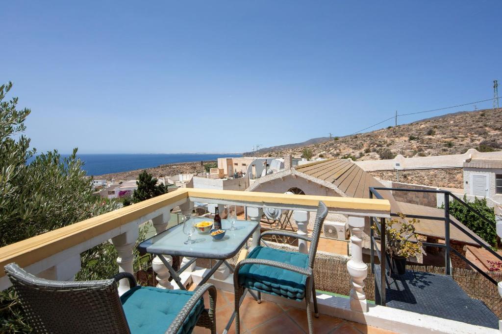 a balcony with a table and chairs and the ocean at Vista al Mar Ainara in Almería