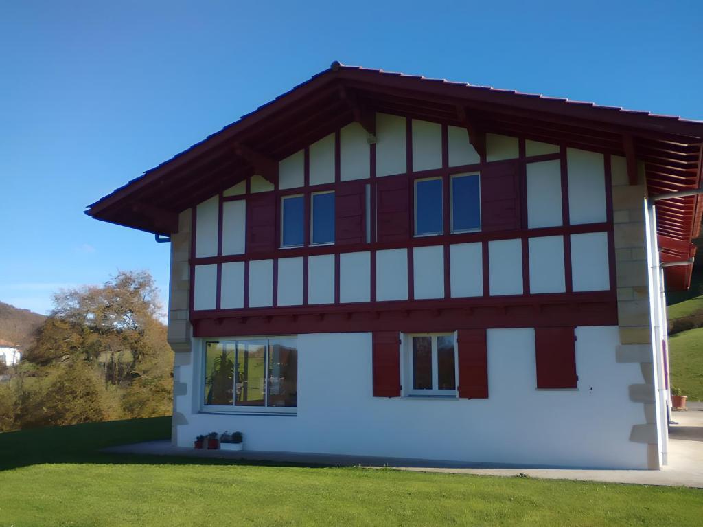 a house with a red and white at Charmant appartement à Ainhoa in Ainhoa