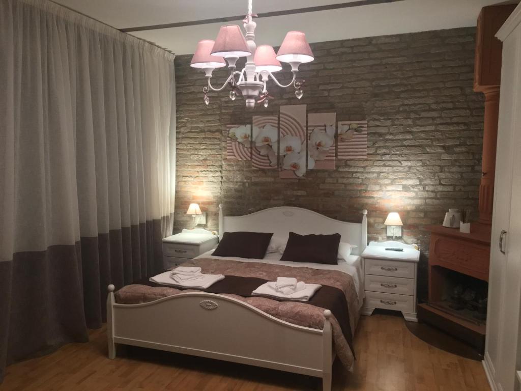 um quarto com uma cama e uma parede de tijolos em Stella De' Tolomei em Ferrara