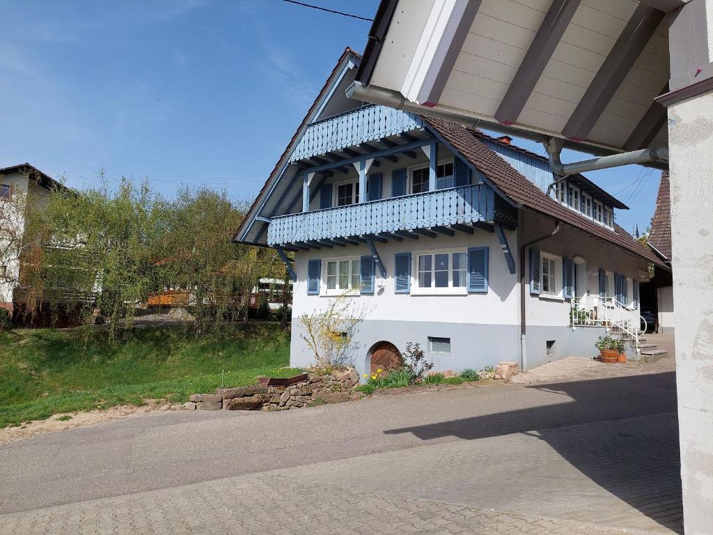 a large white house with a blue roof at Ferienwohnung Reinbold in Durbach