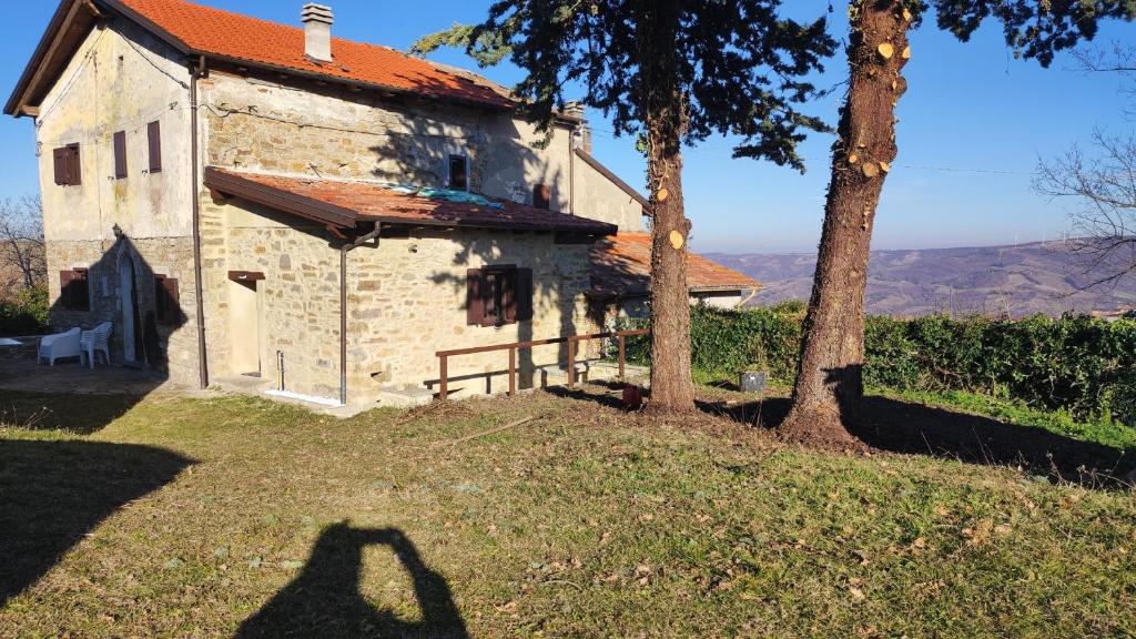a shadow of a person standing in front of a building at Gnazzano Home in Loiano