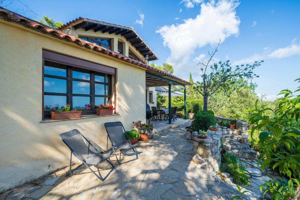 a patio of a house with chairs and plants at Casa Mariti in Mont-ral