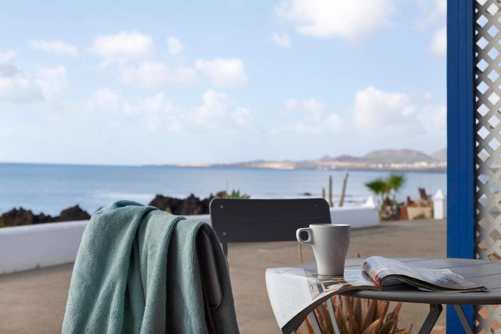 a table with a coffee cup and a towel at Los Morros in Punta Mujeres