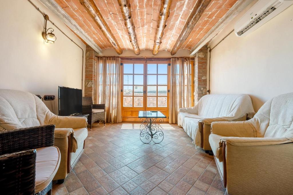 a living room with two couches and a tv at Apartamento con Encanto C in Montroig