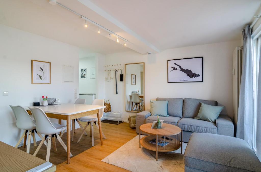 a living room with a couch and a table at Ferienapartment Olivia in Bodman-Ludwigshafen
