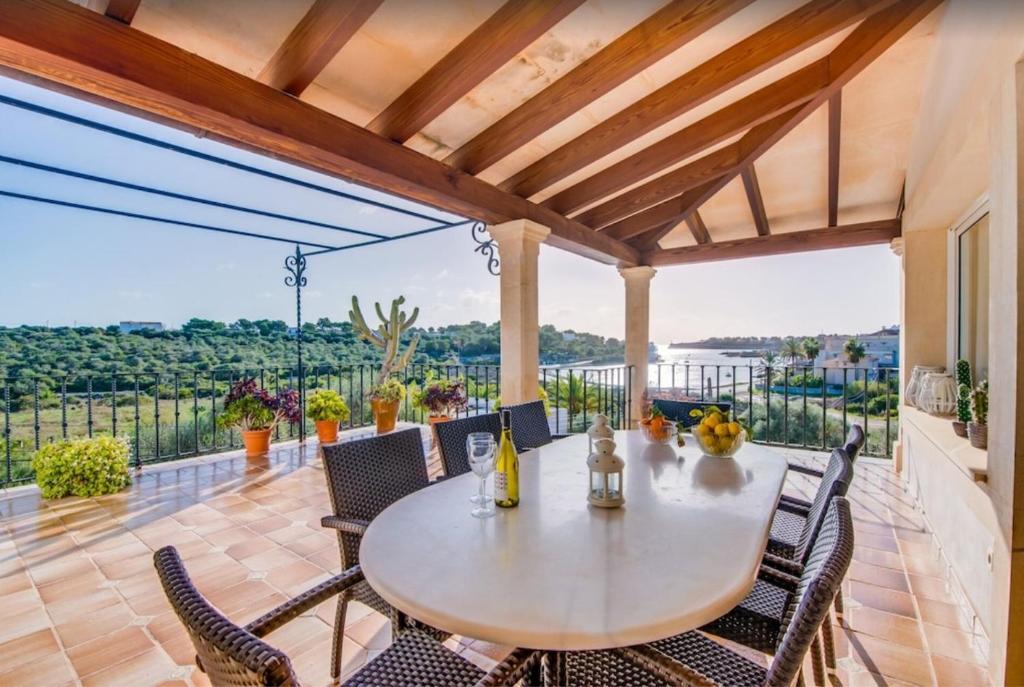 an outdoor dining room with a table and chairs at Algueret in Portopetro