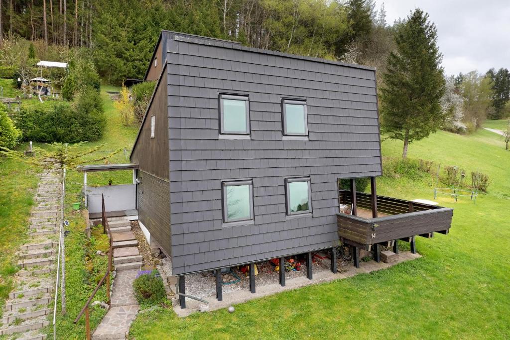 an overhead view of a tiny house with a porch at Urlaub Im Häusle in Loßburg