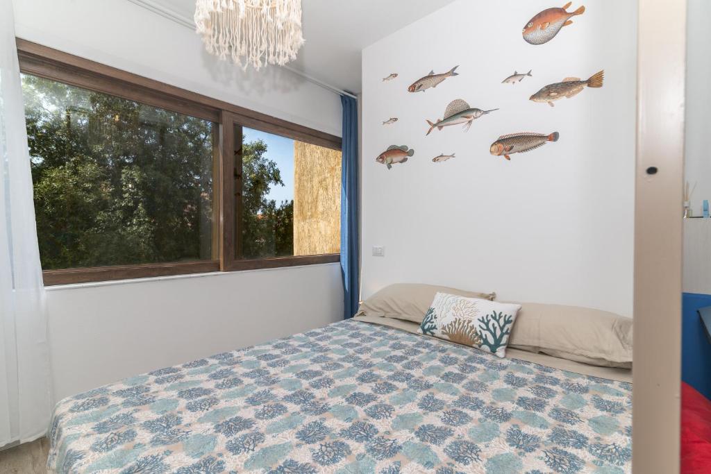 a bedroom with a bed and a window at Appartamento Palau Alba in Palau
