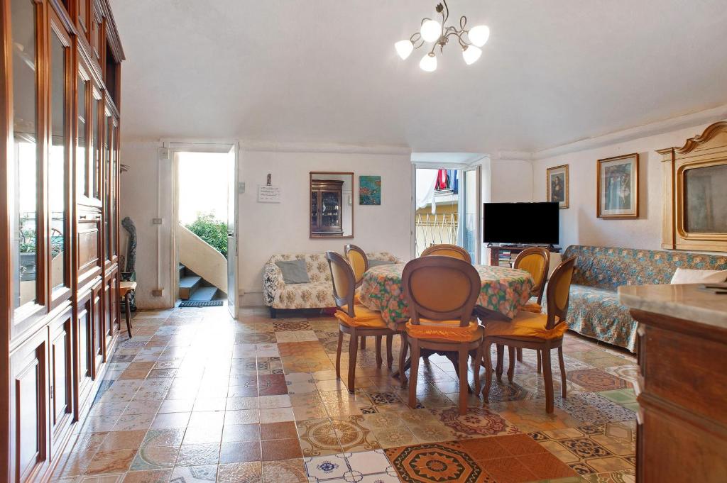 a living room with a table and chairs at Casa Paola in Levanto
