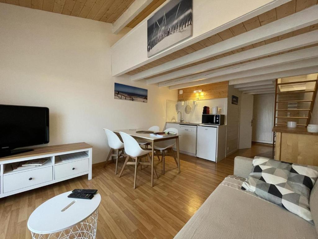 a living room with a couch and a table at La Tomate Surfeuse 2 in Hourtin
