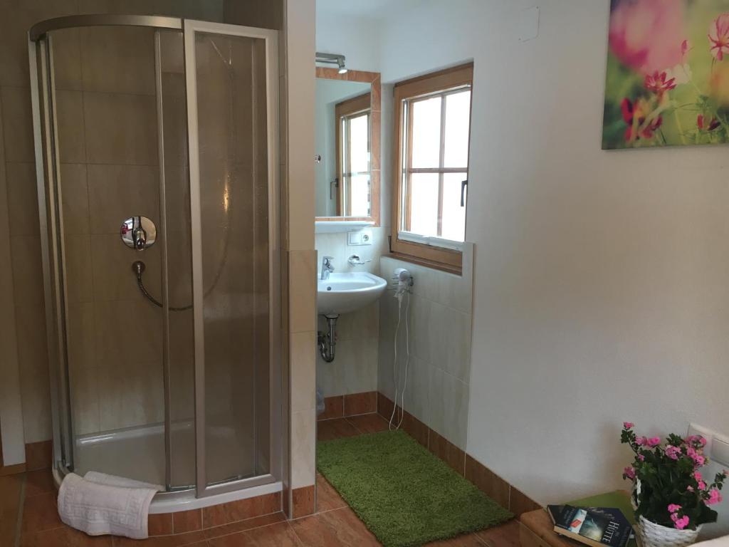 Kúpeľňa v ubytovaní Gästehaus Hochstaffl
