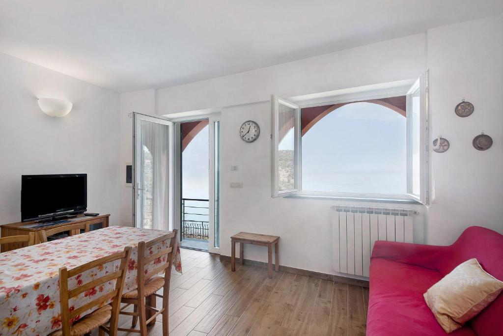 a living room with a table and a couch at Casa mare montaretto 2 in Bonassola