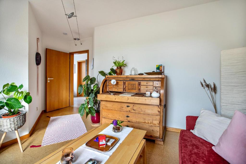 a living room with a couch and a table at Bi uns to hus - Obendsünn in Nordstrand