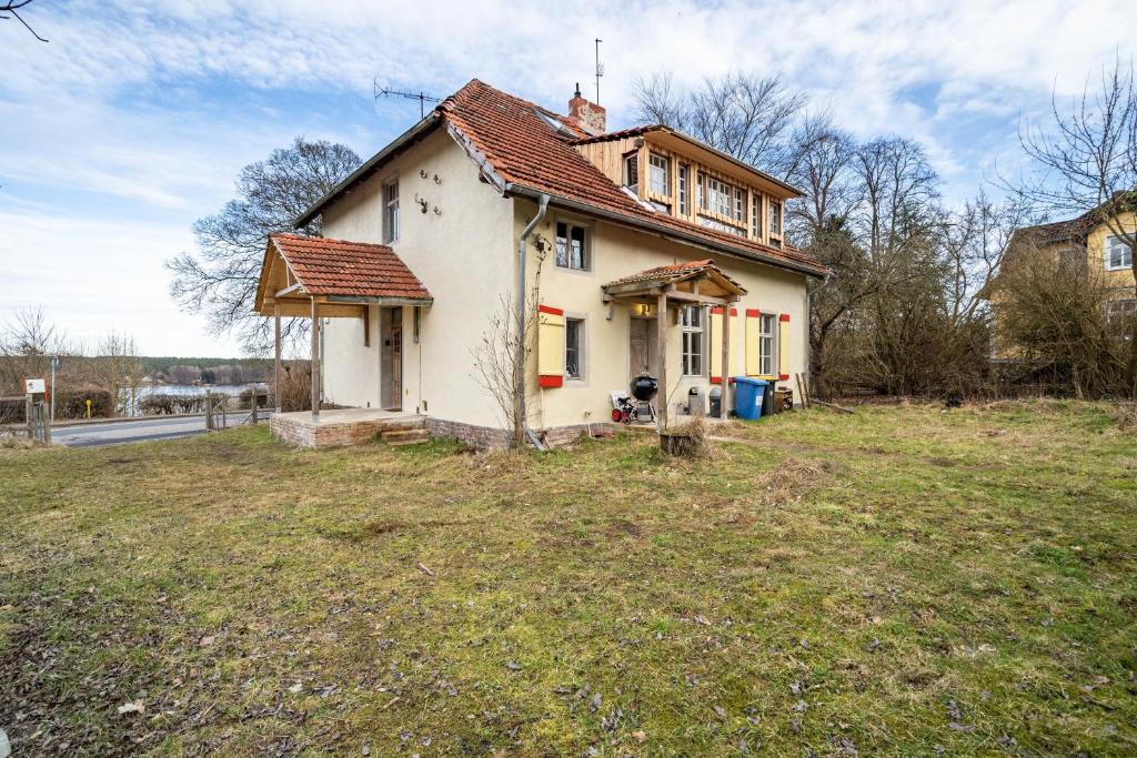 an old house on top of a grass field at Villa Seeblick in Rheinsberg