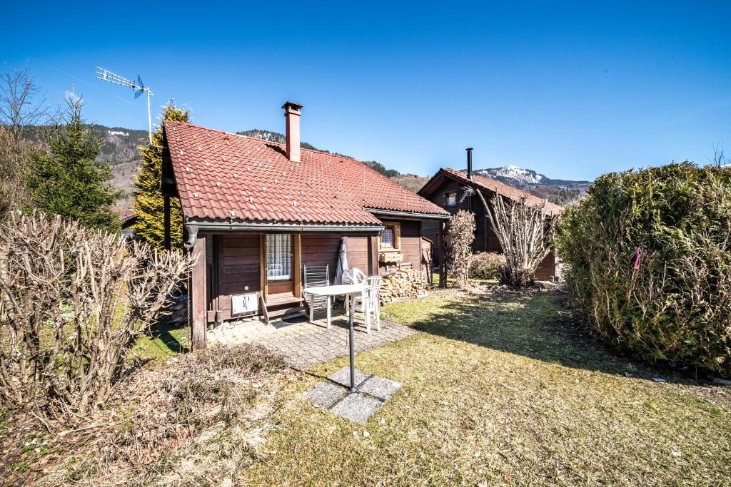 a small house with a red roof at Chalet 4p Classique-Les Ancolies in Verchaix