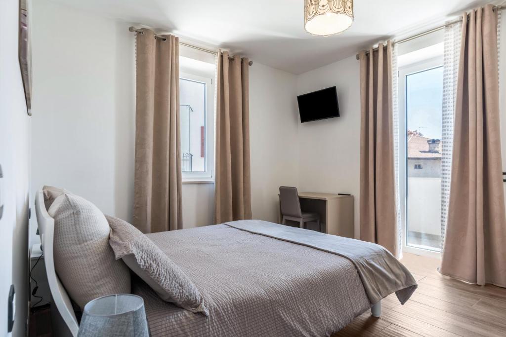 a bedroom with a bed and a large window at Villa Vacanze Pink Lady in Tuenno