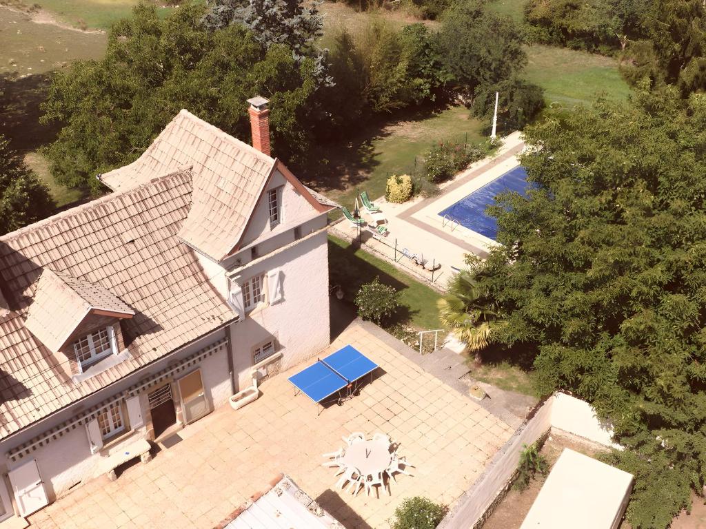 an overhead view of a house with a swimming pool at Gite De La Guillone in Savignac